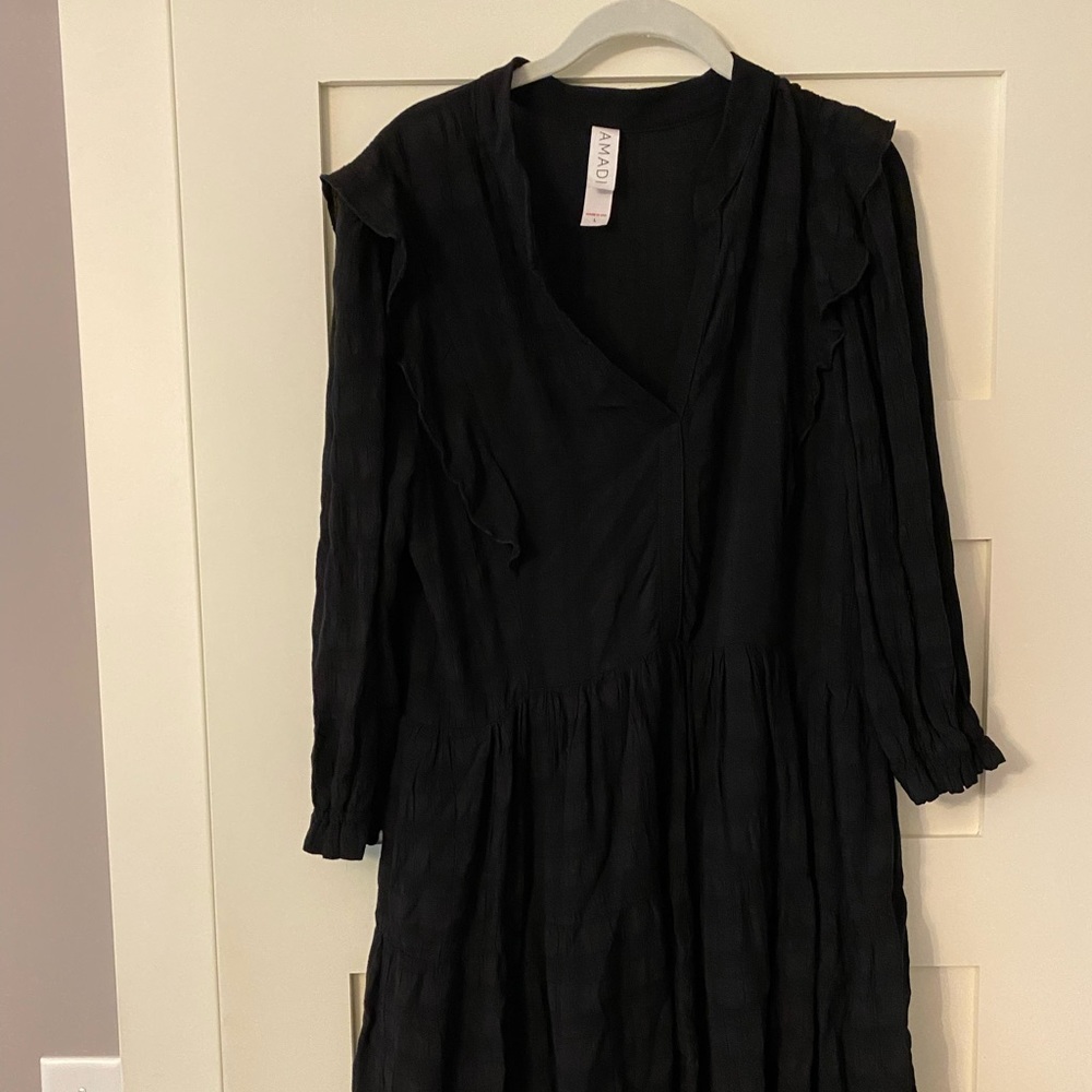 Amadi. L. Black. Gauzy dress. Above knee